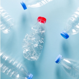 迎战欧盟 PPWR 2030 倒数!饮品包装「可回收设计」的关键 - 脱标胶