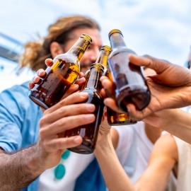 材质泛用性|高透光低白雾|低污染高回收|德渊水性压克力标签胶